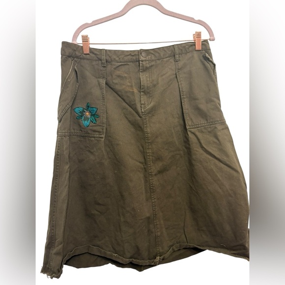 Zara Dresses & Skirts - Zara Khaki A-Line Skirt with Floral Accent